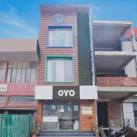 Hotel AV Continental Zirakpur Exterior foto