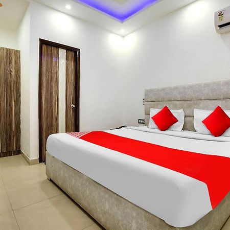 Hotel AV Continental Zirakpur Exterior foto