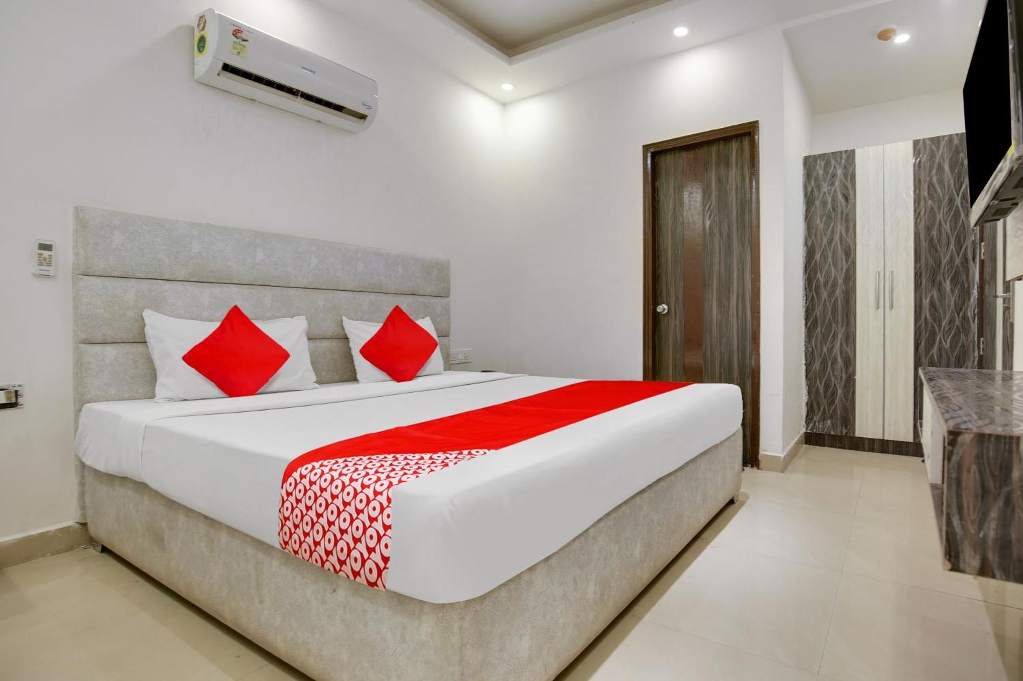 Hotel AV Continental Zirakpur Exterior foto