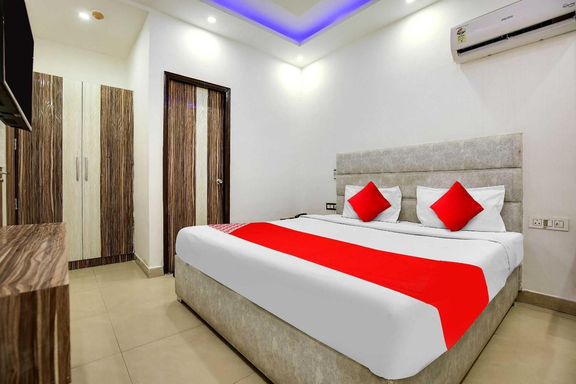 Hotel AV Continental Zirakpur Exterior foto