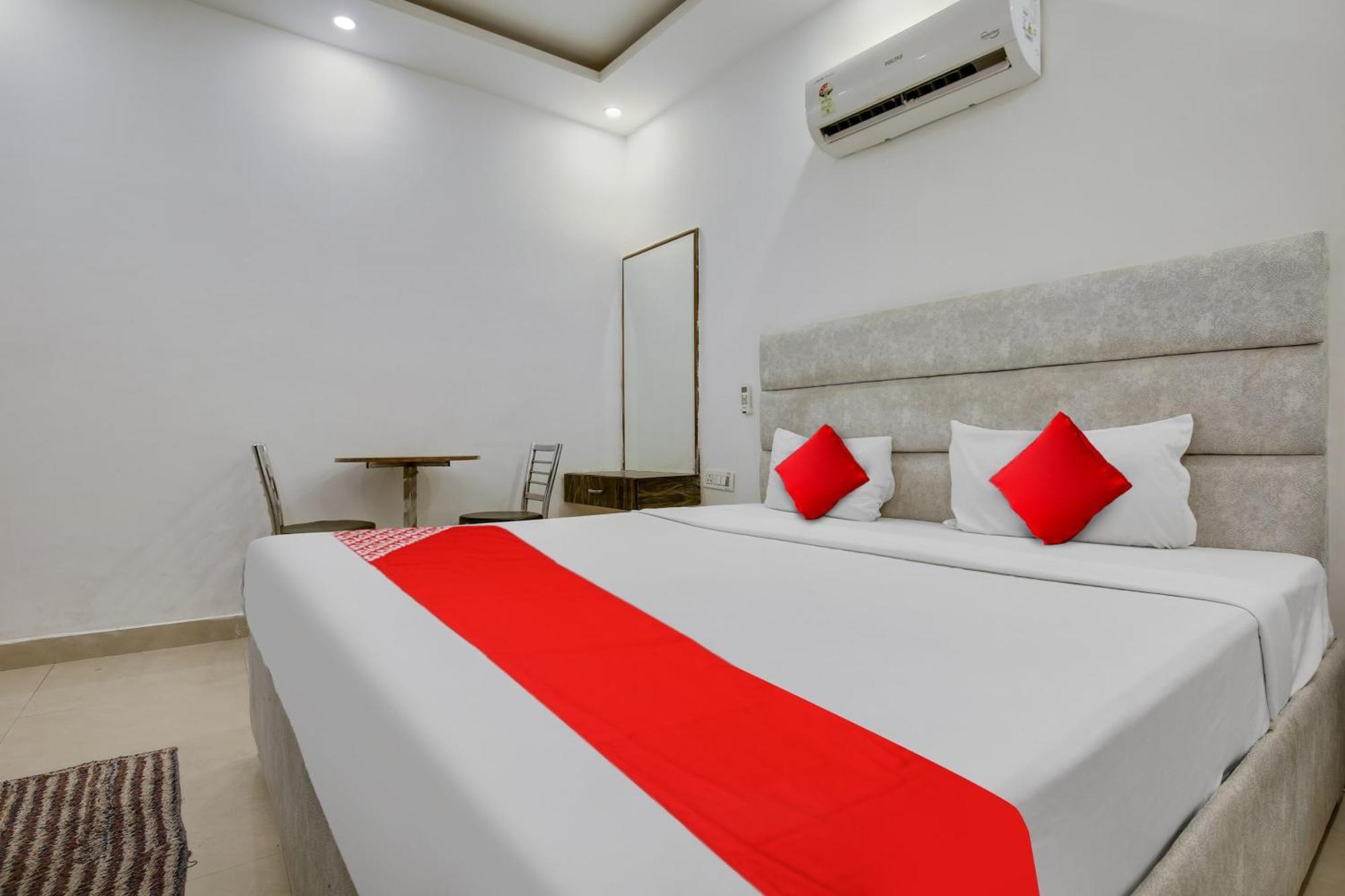 Hotel AV Continental Zirakpur Exterior foto