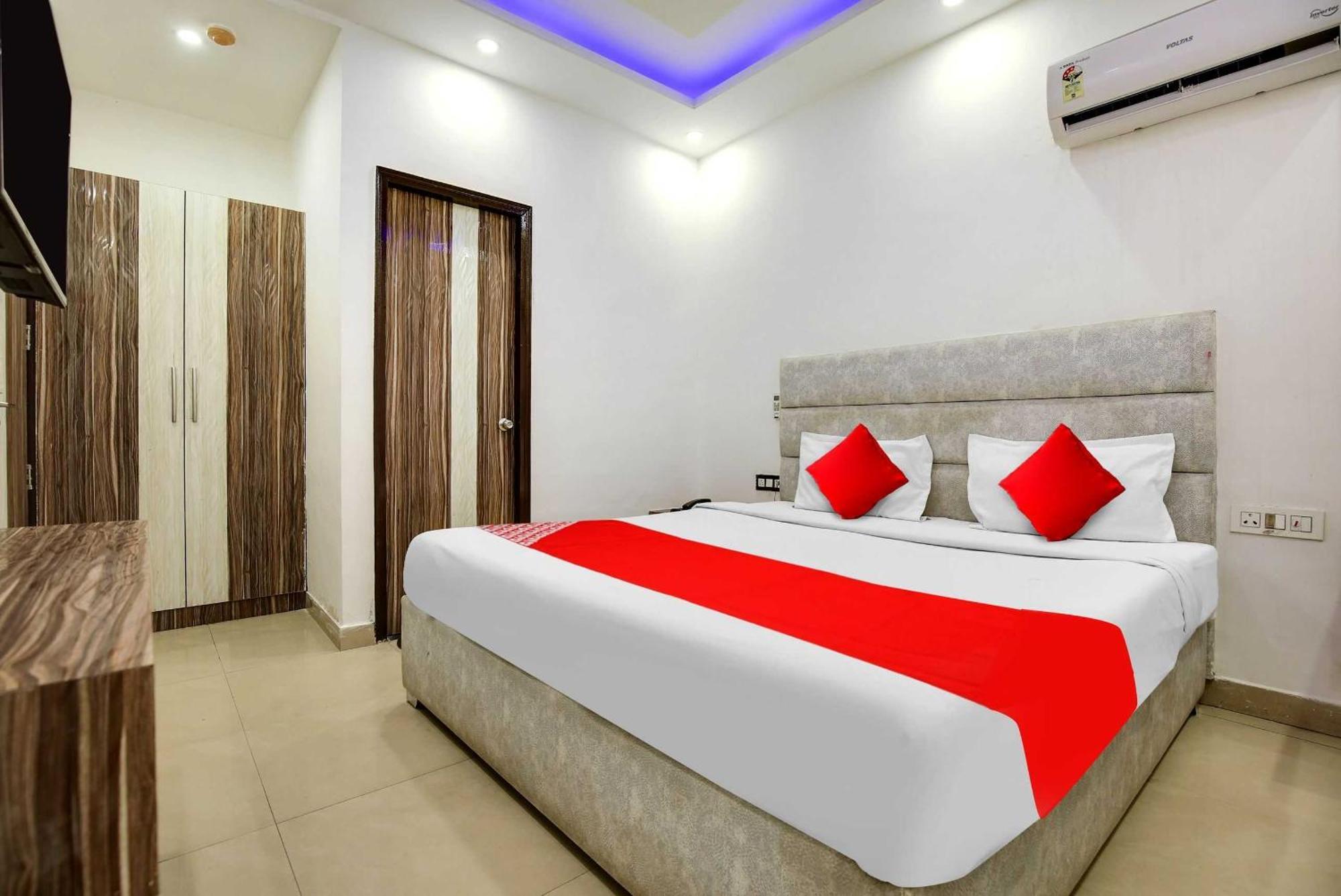 Hotel AV Continental Zirakpur Exterior foto