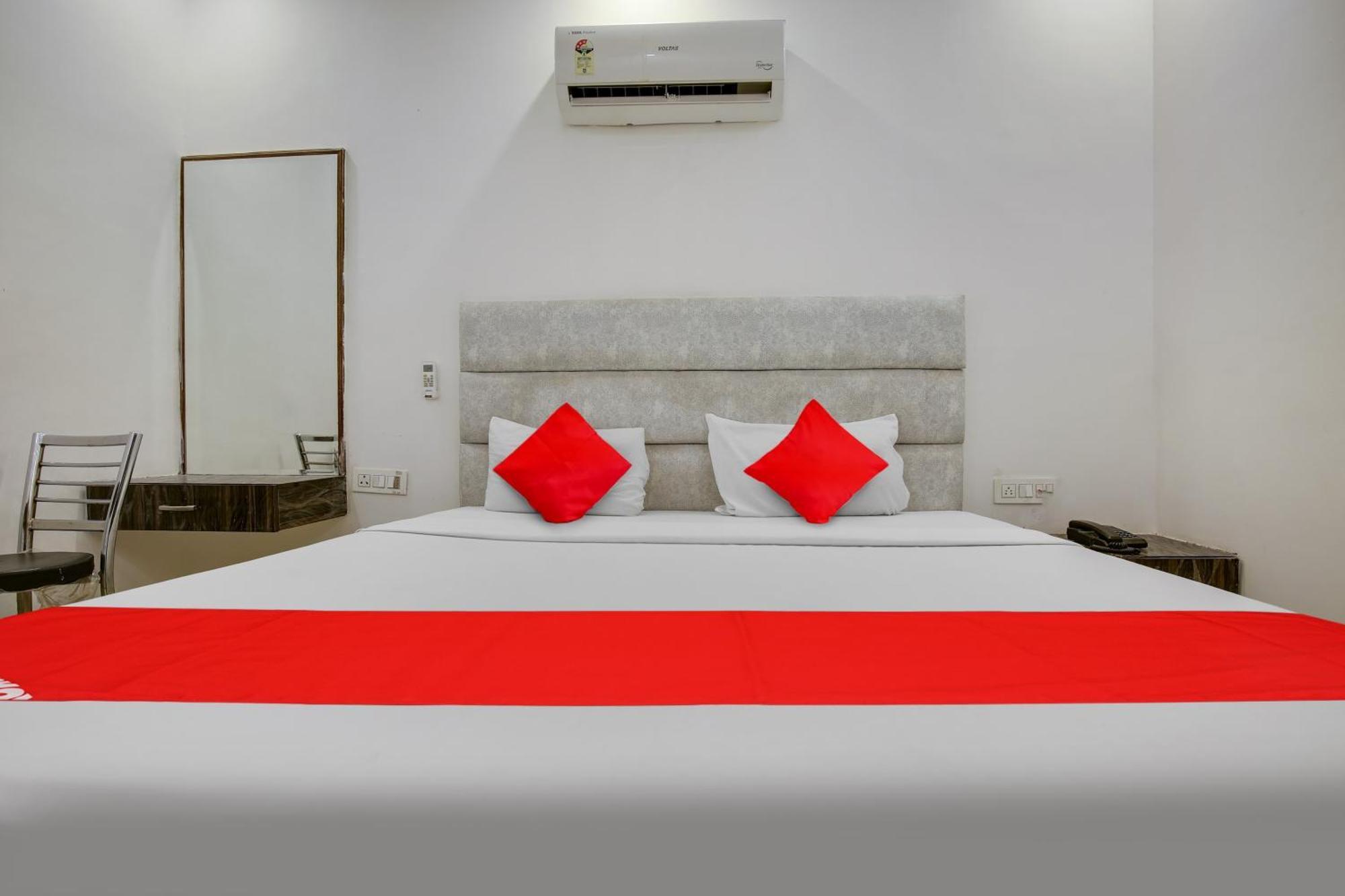 Hotel AV Continental Zirakpur Exterior foto