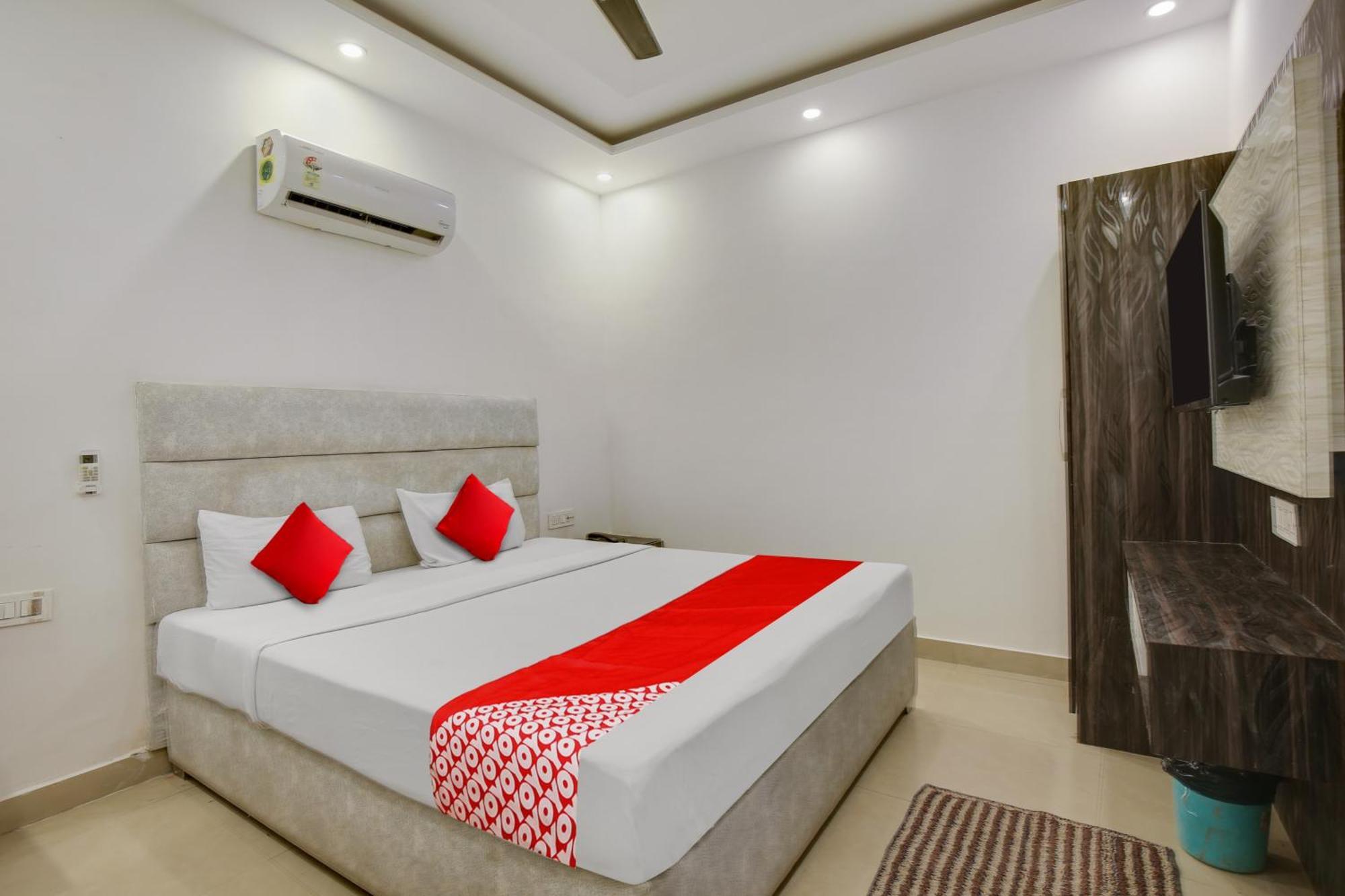 Hotel AV Continental Zirakpur Exterior foto