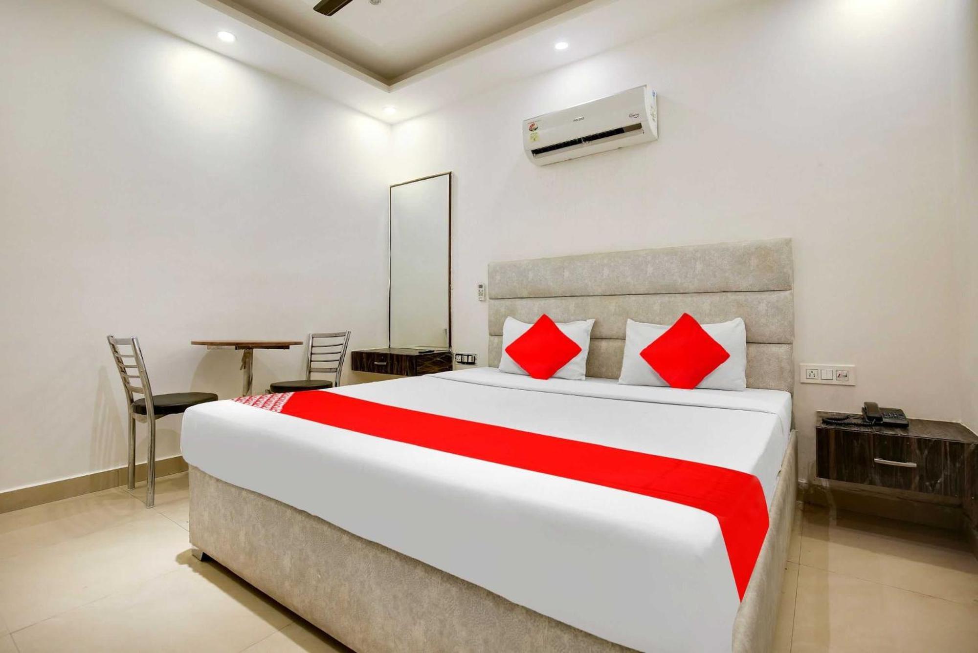 Hotel AV Continental Zirakpur Exterior foto
