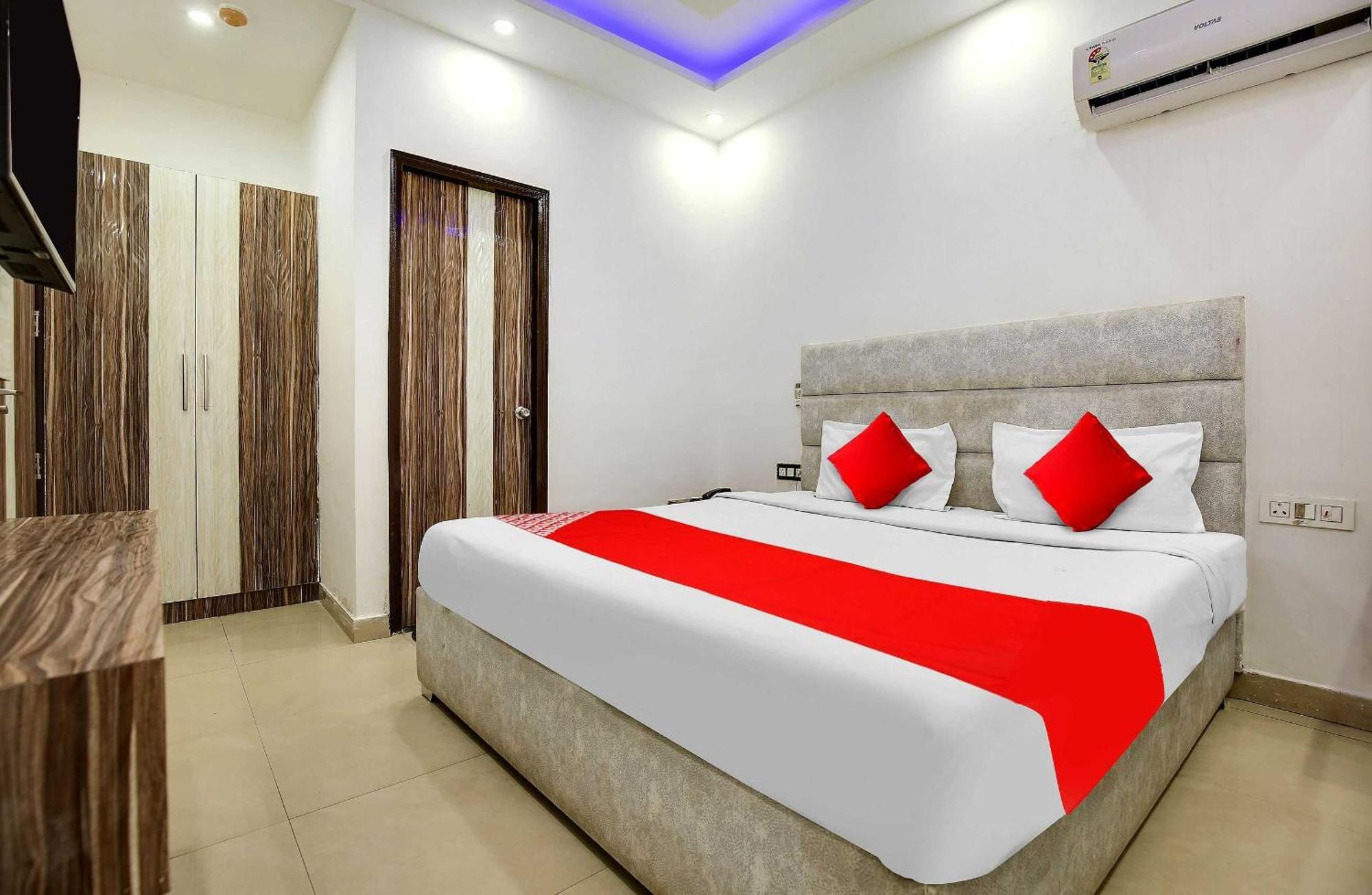 Hotel AV Continental Zirakpur Exterior foto