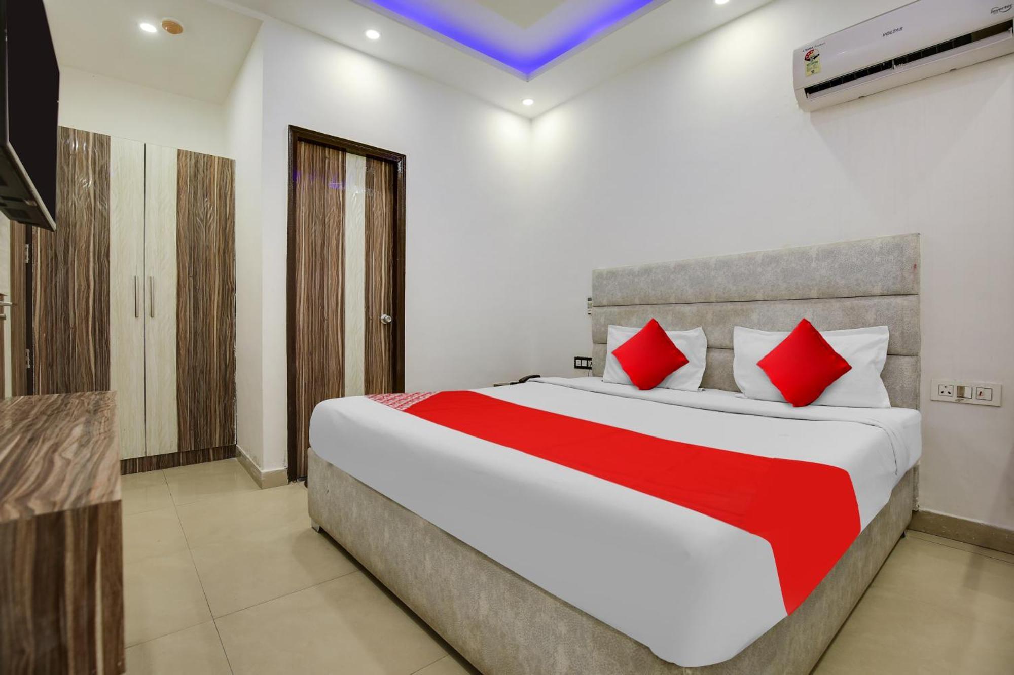 Hotel AV Continental Zirakpur Exterior foto