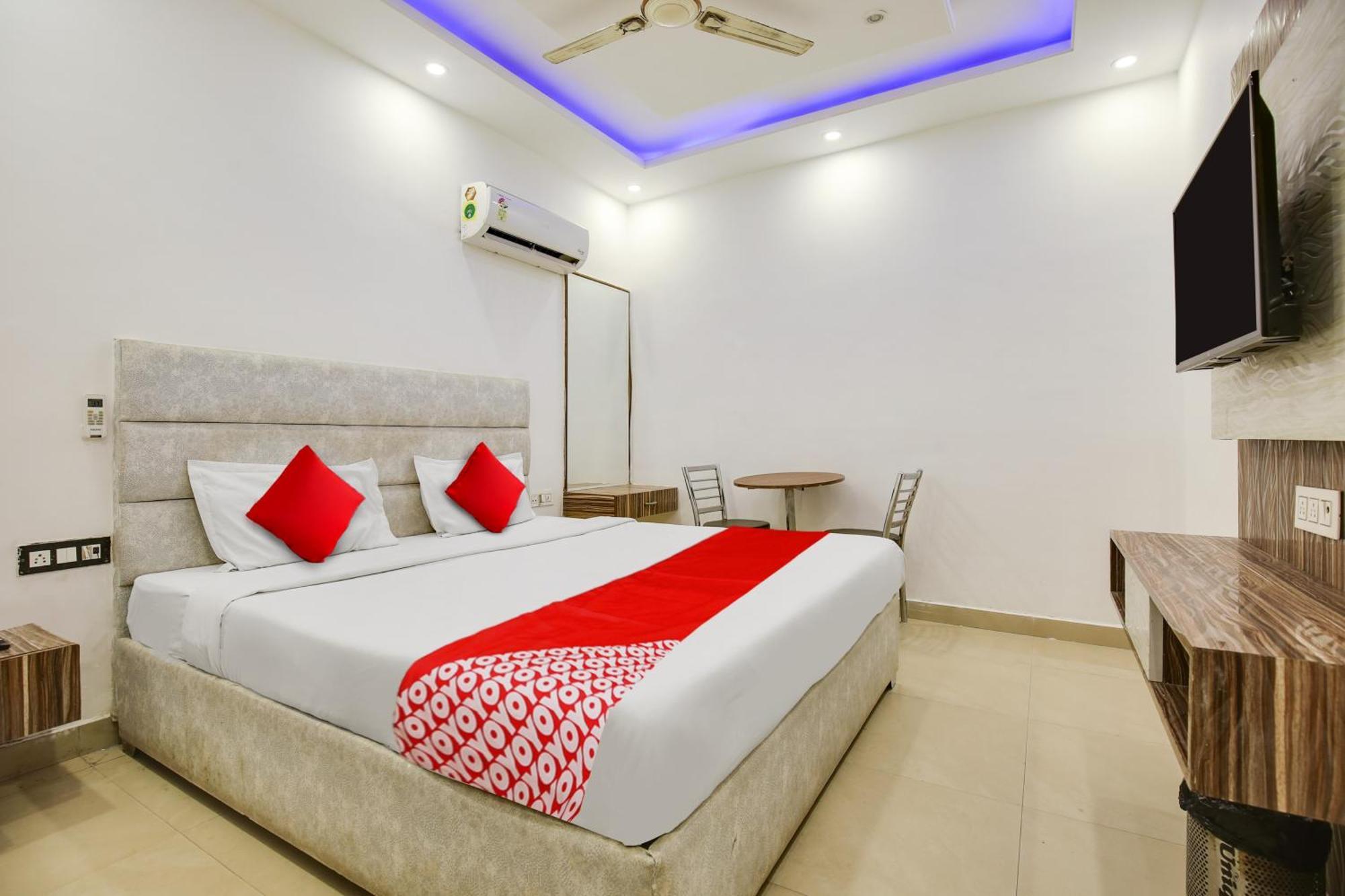 Hotel AV Continental Zirakpur Exterior foto