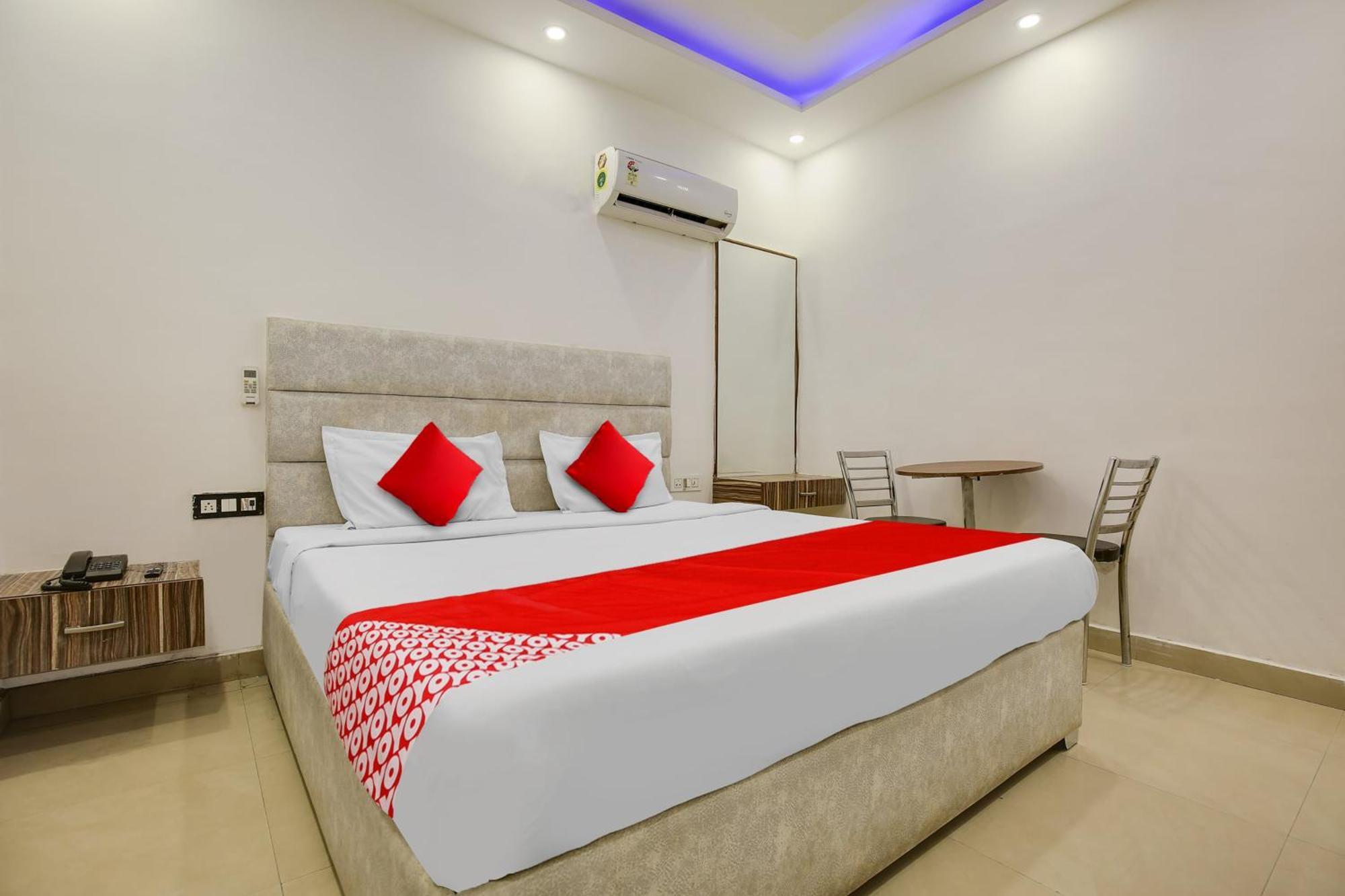 Hotel AV Continental Zirakpur Exterior foto