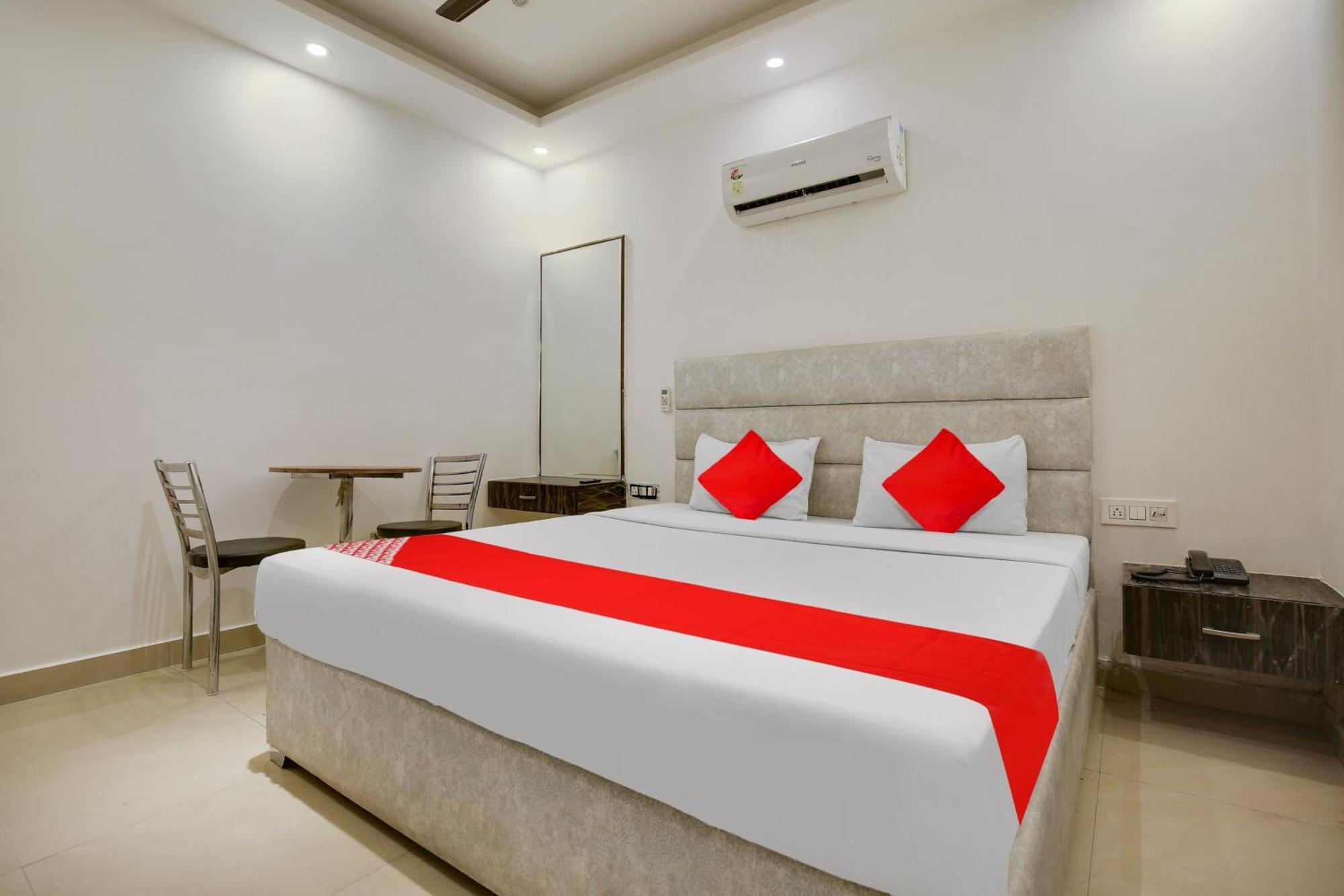 Hotel AV Continental Zirakpur Exterior foto