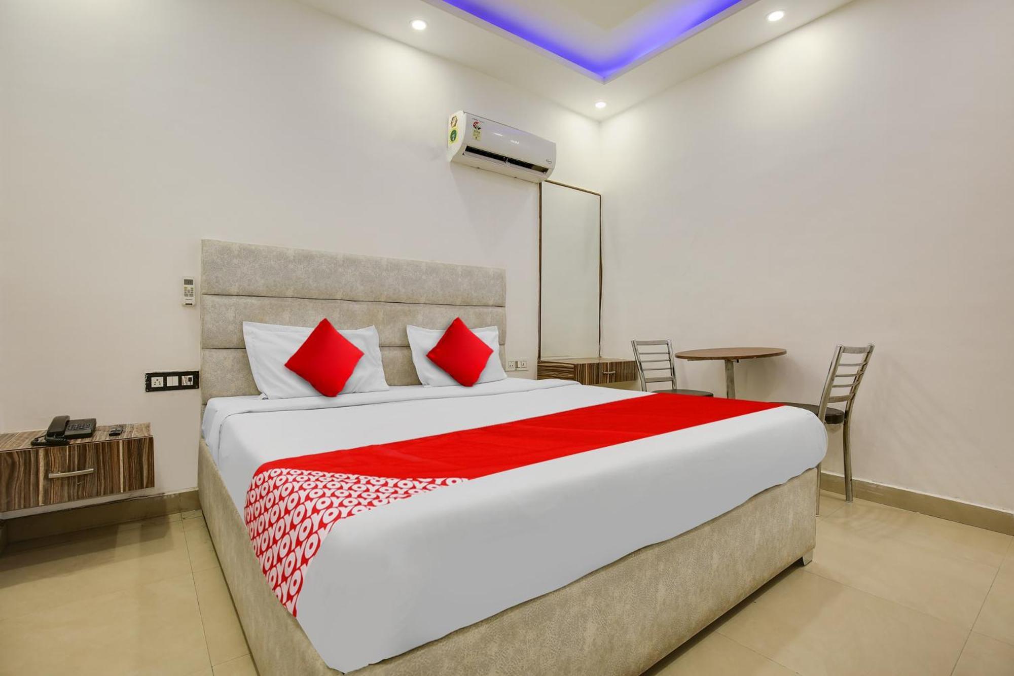 Hotel AV Continental Zirakpur Exterior foto